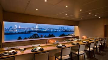 4 restaurants, breakfast, lunch, dinner served; Japanese cuisine