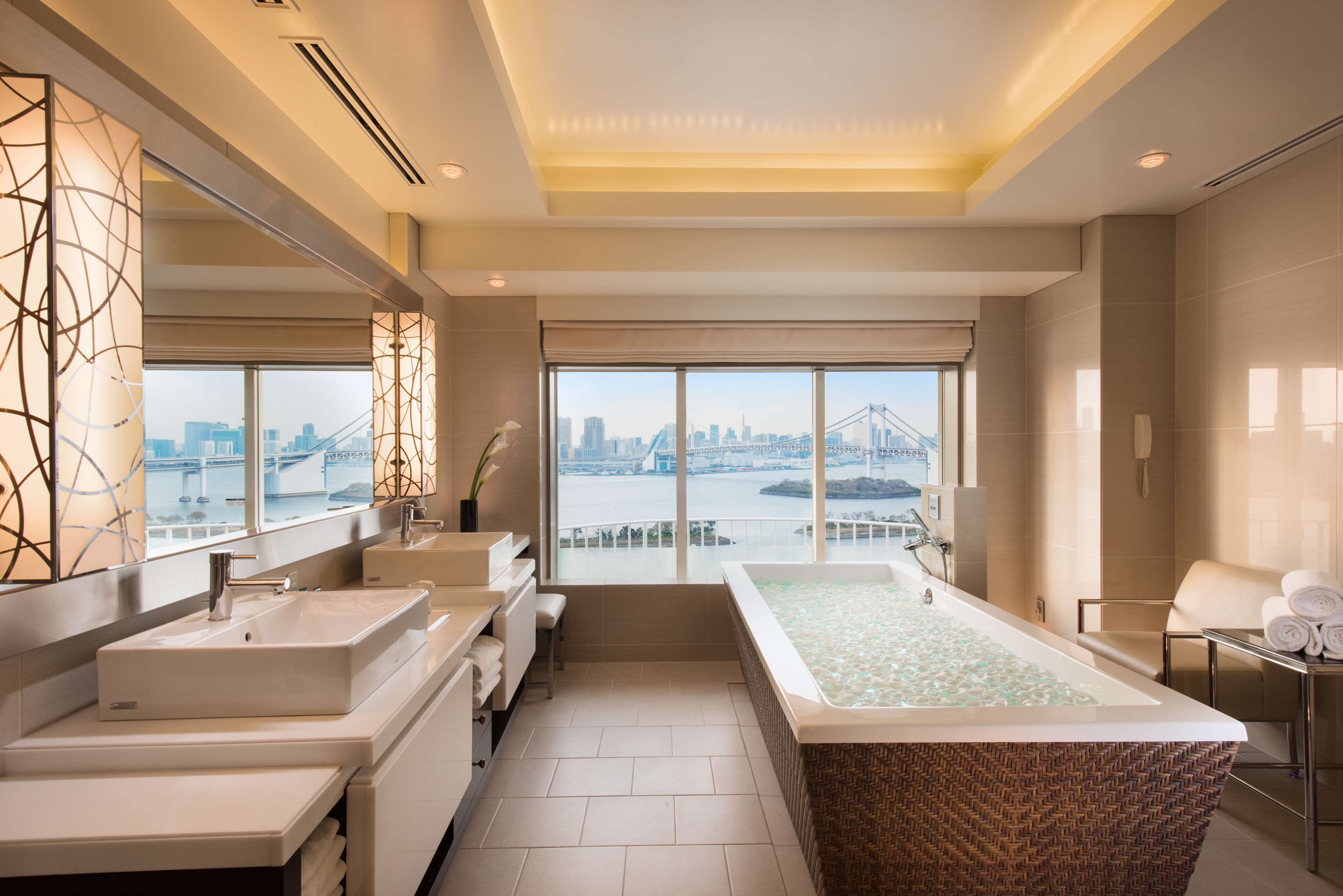 royal garden suite - non-smoking - 200sqm - private garden - reinbow bridge and tokyo tower view - e | bathroom | combined shower/bathtub, rainfall showerhead, free toiletries