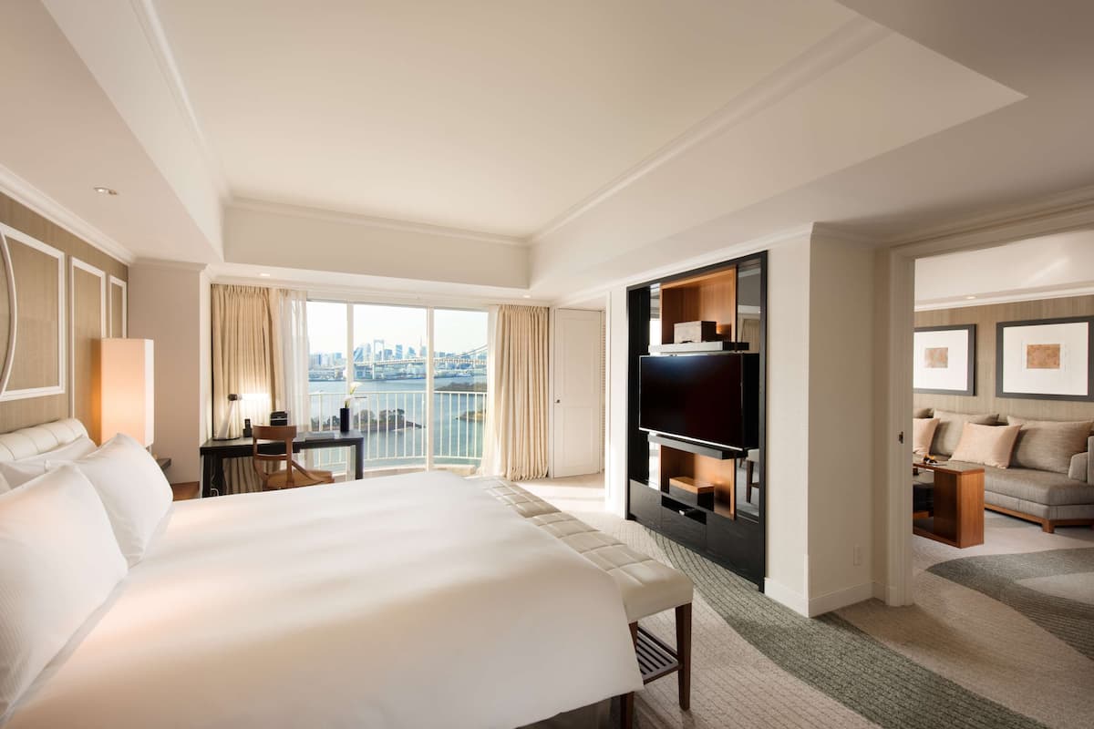 Down duvets, in-room safe, desk, blackout curtains