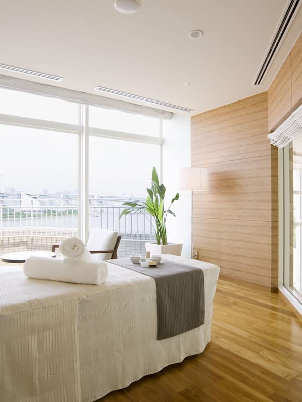 Sauna, aromatherapy, facials, 4 treatment rooms