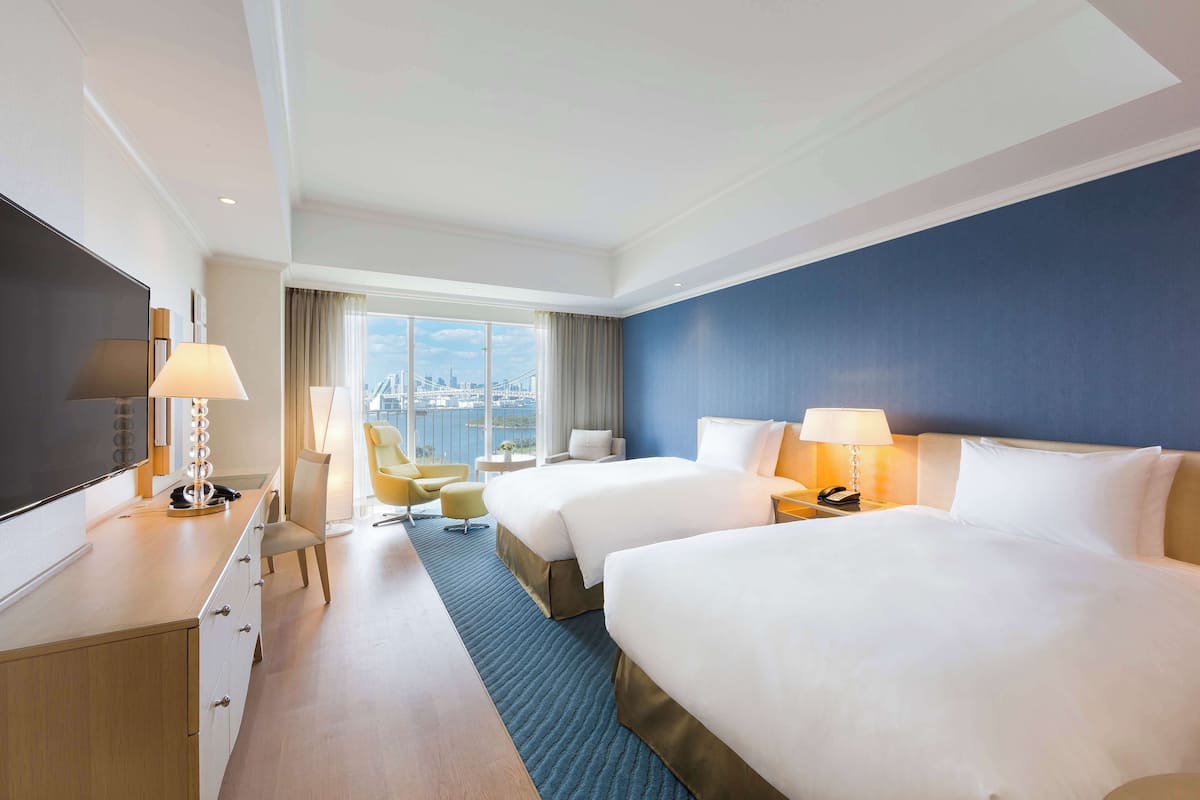 Down duvets, in-room safe, desk, blackout curtains