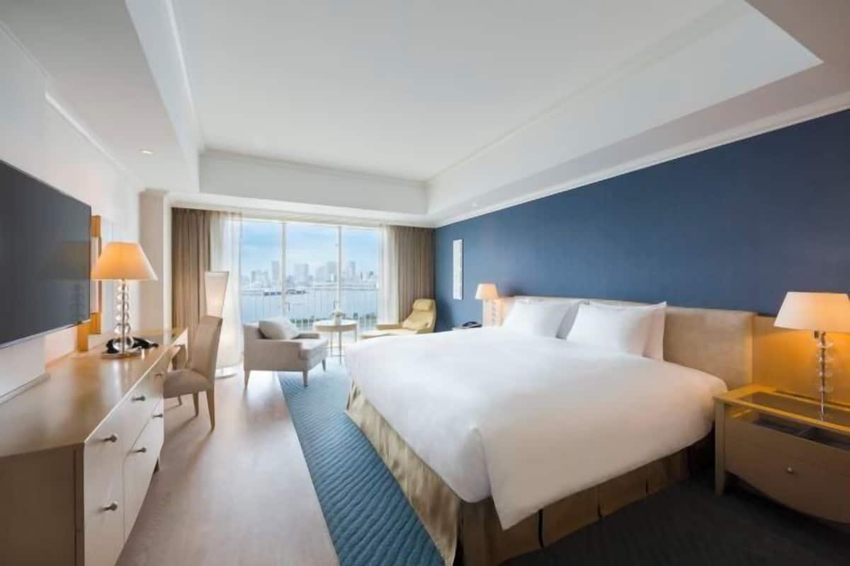 Down comforters, in-room safe, desk, blackout drapes