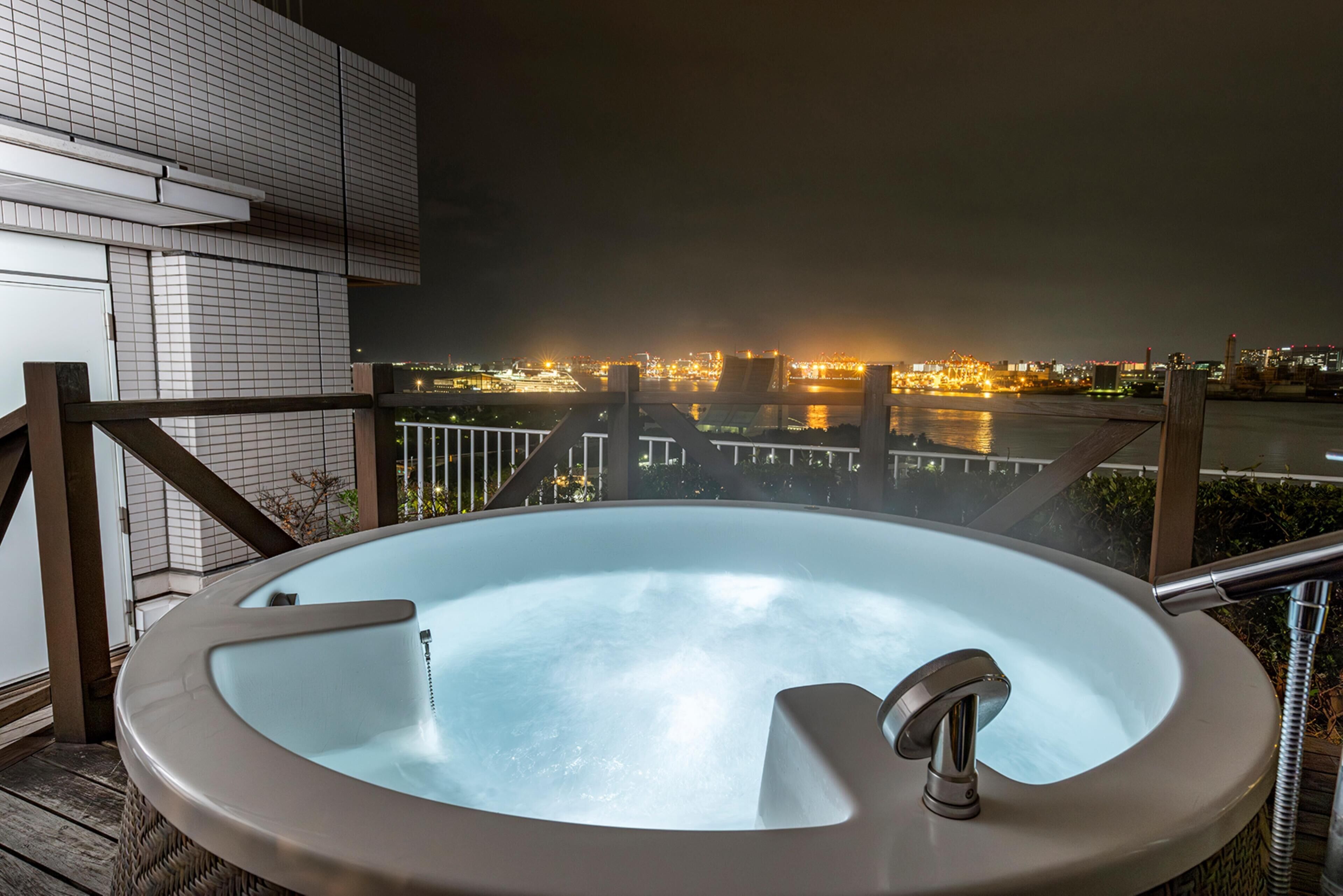 Edredons de pluma, cofres nos quartos, escrivaninha, cortinas blackout