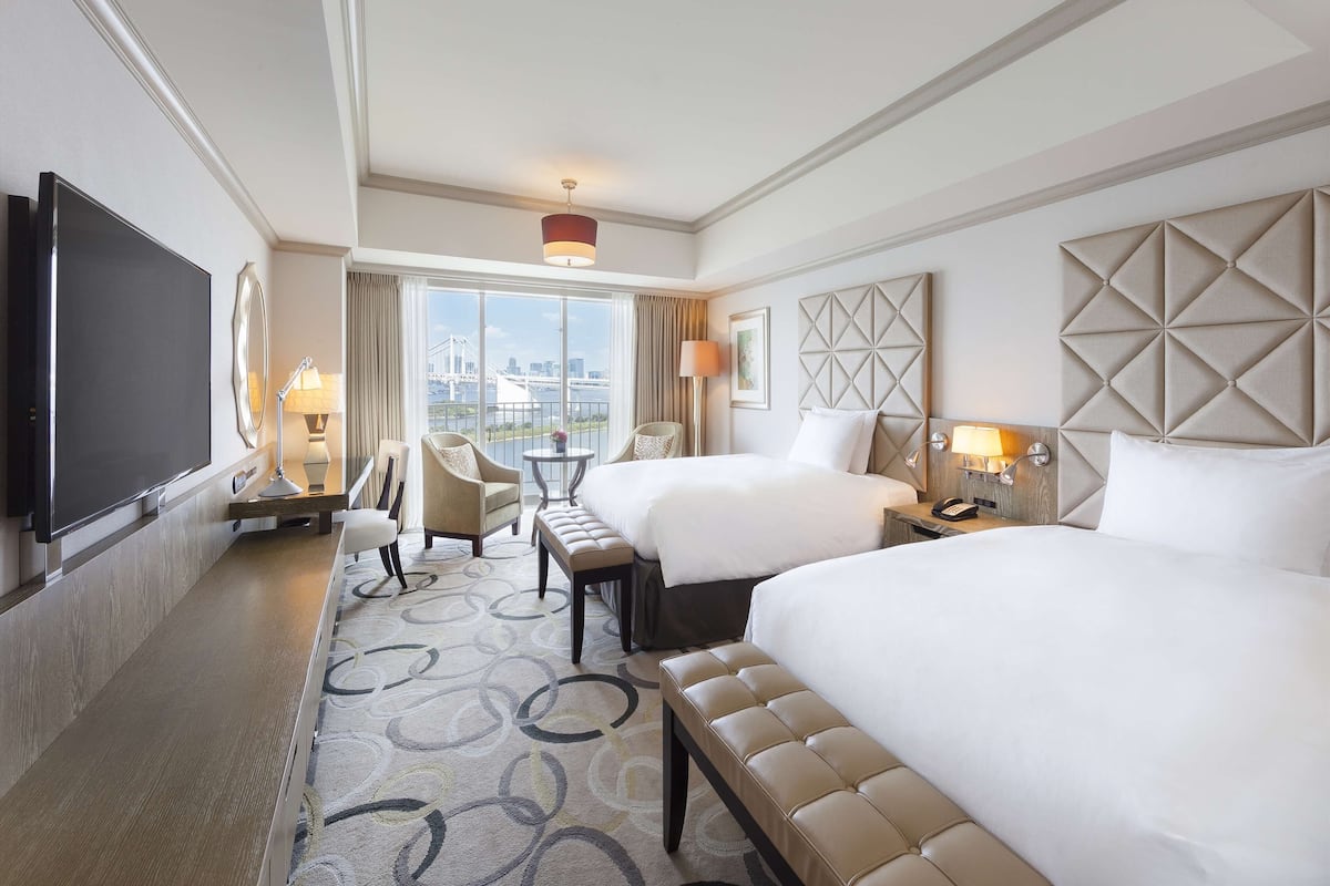 Down duvets, in-room safe, desk, blackout curtains