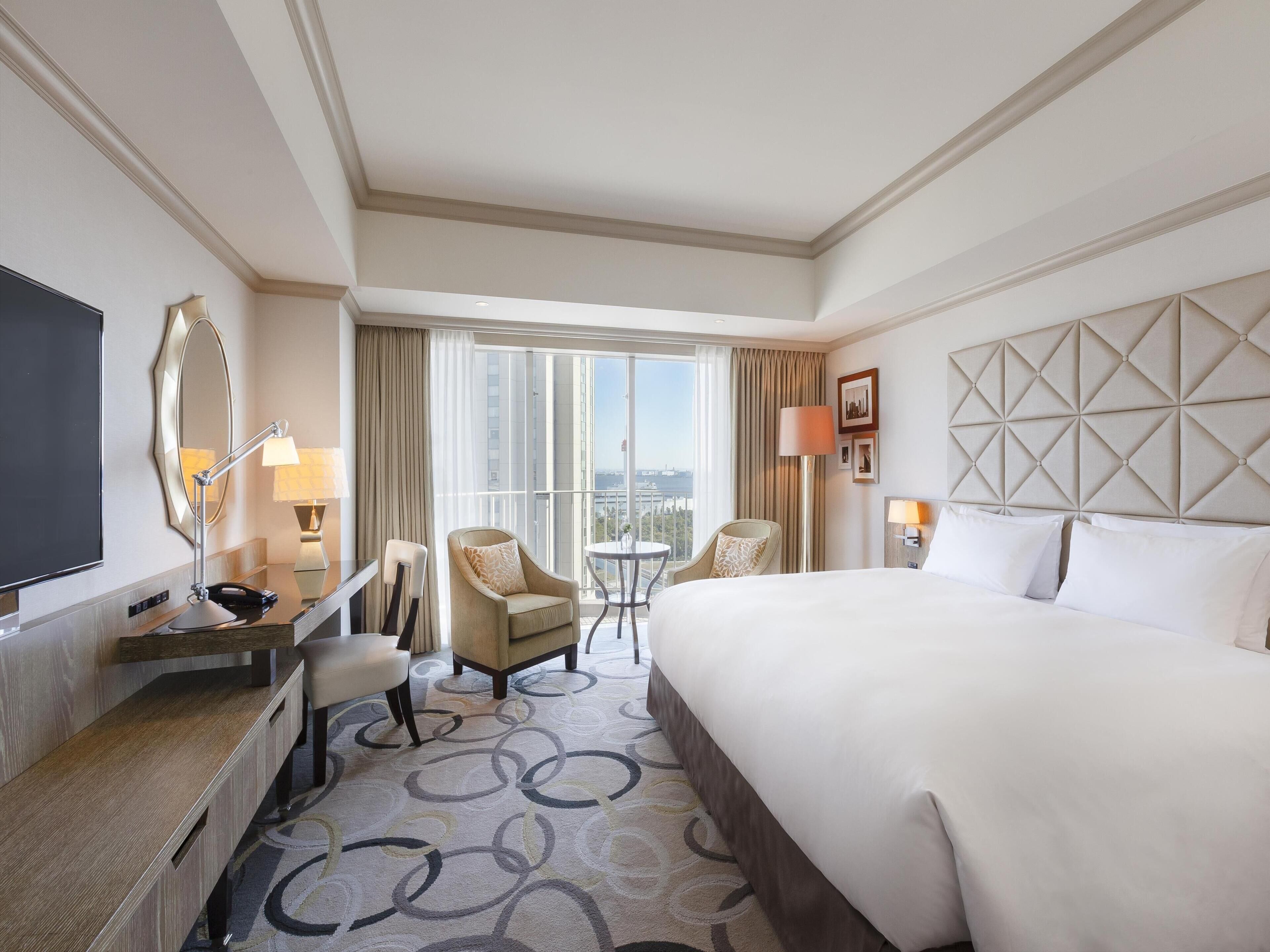 Quarto, 1 cama King | Edredons de pluma, cofres nos quartos, escrivaninha, cortinas blackout