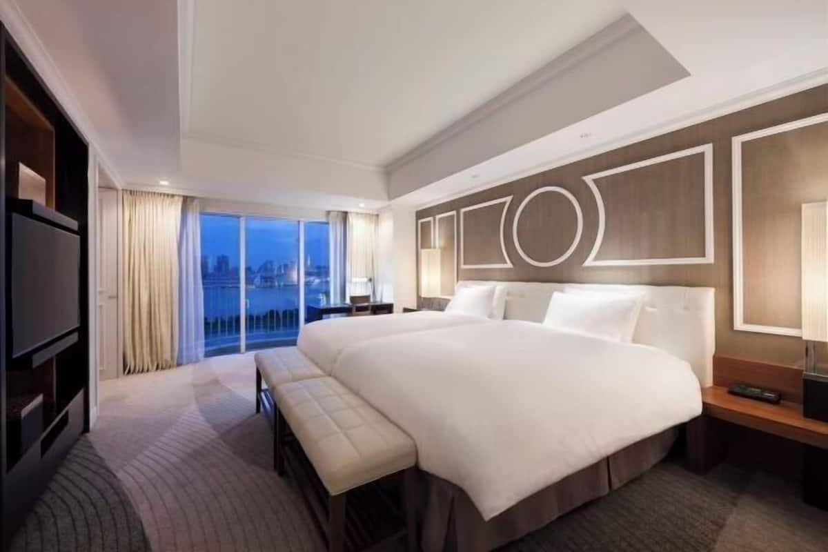 Down comforters, in-room safe, desk, blackout drapes