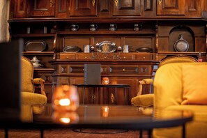 2 bars/lounges
