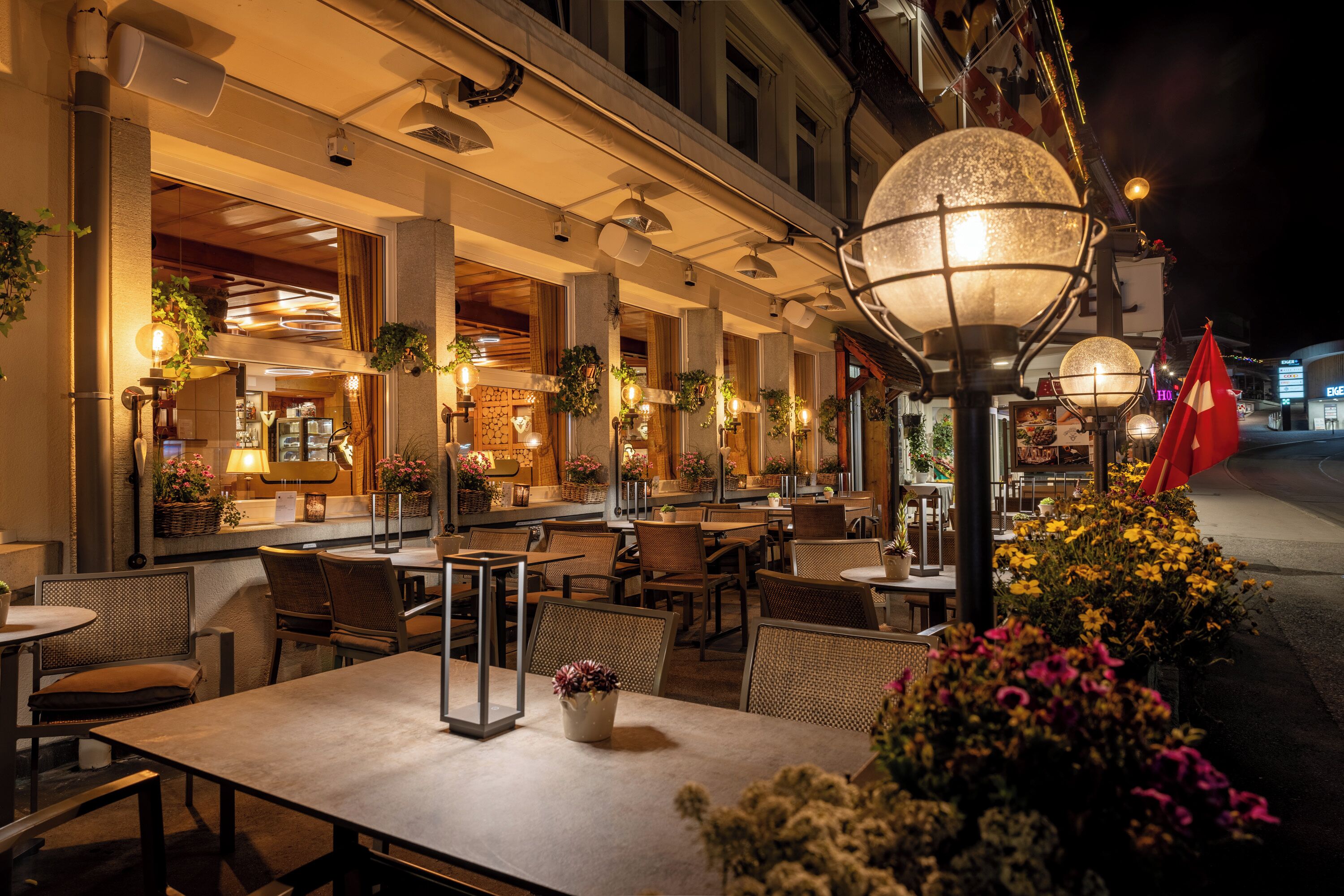 3 restaurants; breakfast, lunch and dinner served 