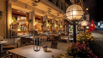 3 restaurants; breakfast, lunch and dinner served