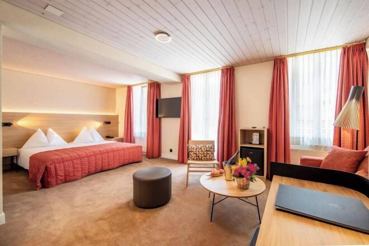Allergikerbettwaren, Minibar, Zimmersafe, Schreibtisch
