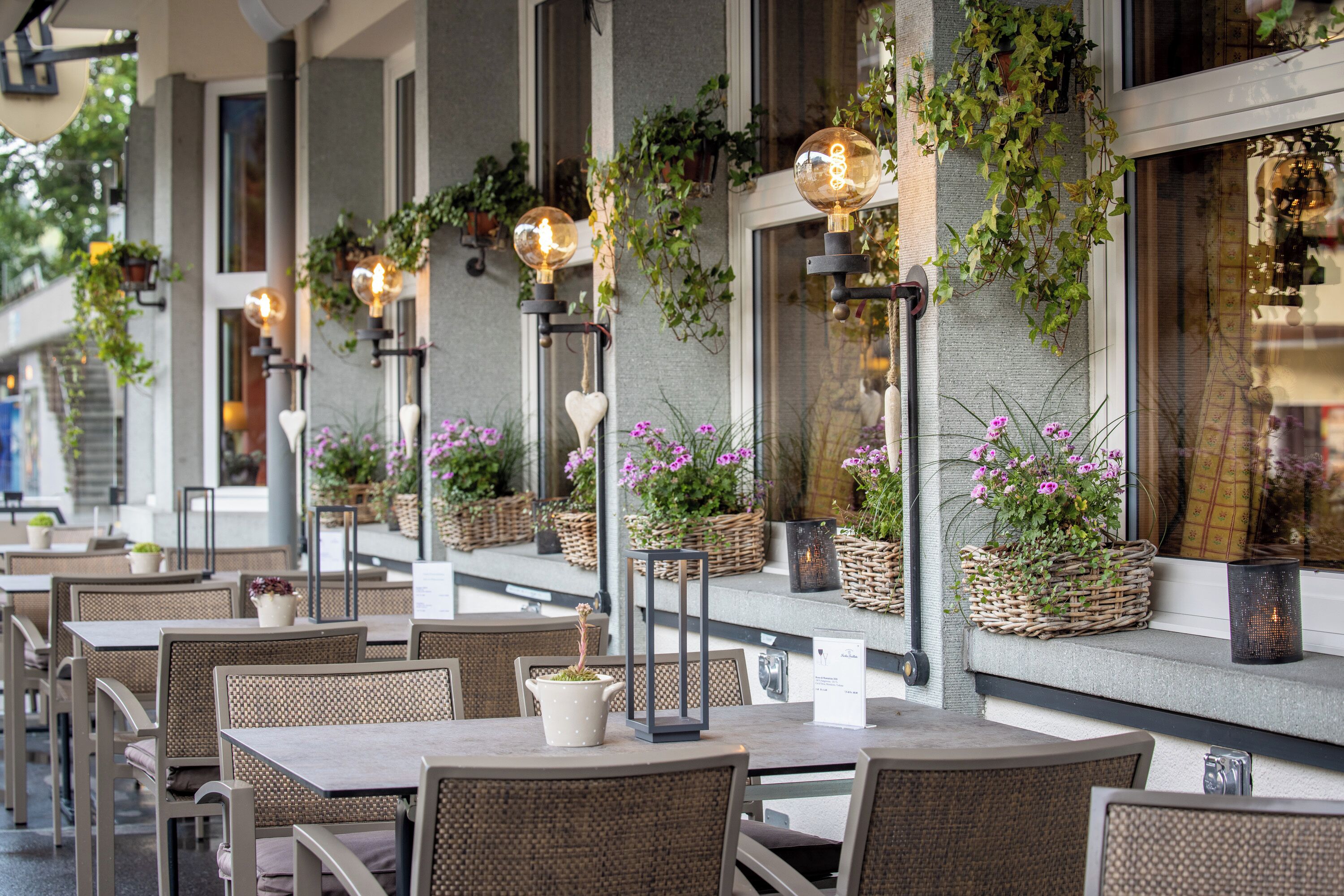 3 restaurants, breakfast, lunch, dinner served; regional cuisine