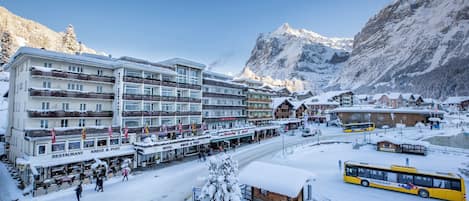 Vista frontal de la propiedad