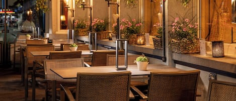 3 restaurants, breakfast, lunch, dinner served; Regional cuisine