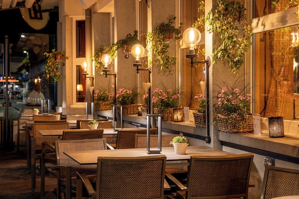 3 restaurants, breakfast, lunch, dinner served; Regional cuisine