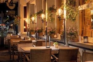 3 restaurants, breakfast, lunch, dinner served; Regional cuisine