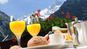 3 restaurants servant le petit déjeuner, le déjeuner et le dîner