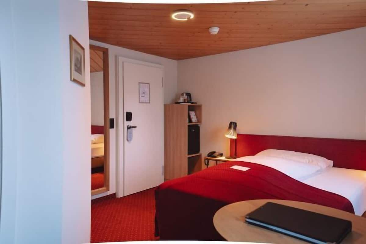 Hypo-allergenic bedding, minibar, in-room safe, individually decorated