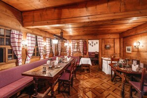 3 restaurants, breakfast, lunch, dinner served; Regional cuisine