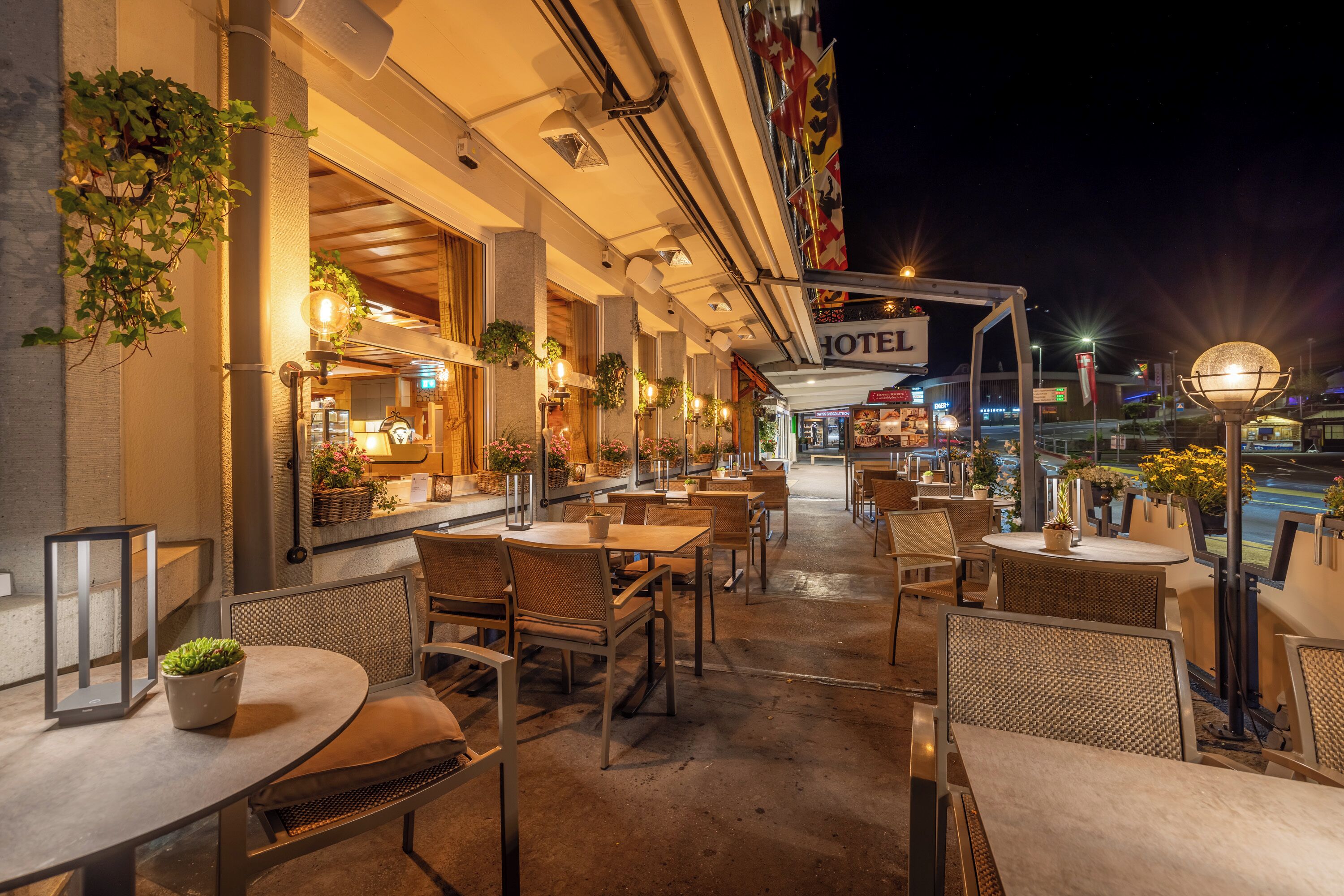 3 restaurants, breakfast, lunch, dinner served; regional cuisine