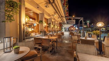 3 restaurants, breakfast, lunch, dinner served; Regional cuisine