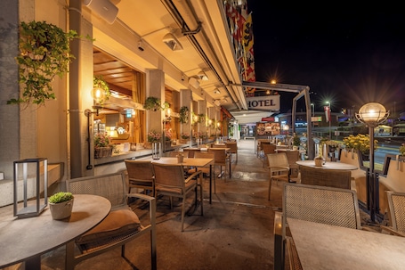 3 restaurantes; se sirve desayuno, almuerzo y cena; cocina regional