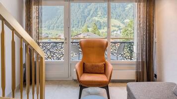 Panoramic Suite, Balcony (Eigerview) | Hypo-allergenic bedding, minibar, in-room safe, individually decorated