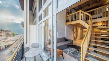 Panoramic Suite, Balcony (Eigerview) | Hypo-allergenic bedding, minibar, in-room safe, individually decorated