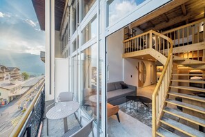 Panoramic Suite, Balcony (Eigerview) | Hypo-allergenic bedding, minibar, in-room safe, individually decorated - Hotel Kreuz & Post (Grindelwald)