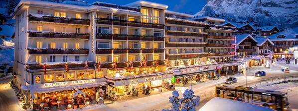 Vista frontal de la propiedad por la tarde o noche