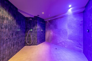 Sauna, steam room