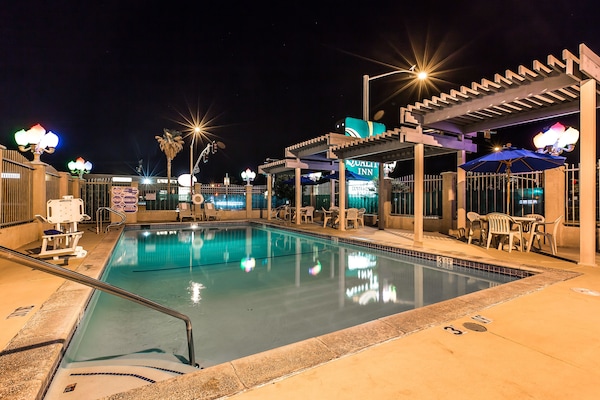 Hồ bơi ngoài trời phục vụ theo mùa