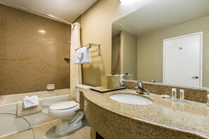 Combined shower/tub, hair dryer, towels - Quality Inn Near China Lake Naval Station (Ridgecrest)