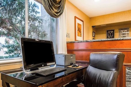 Business center. Quality Inn Near China Lake Naval Station