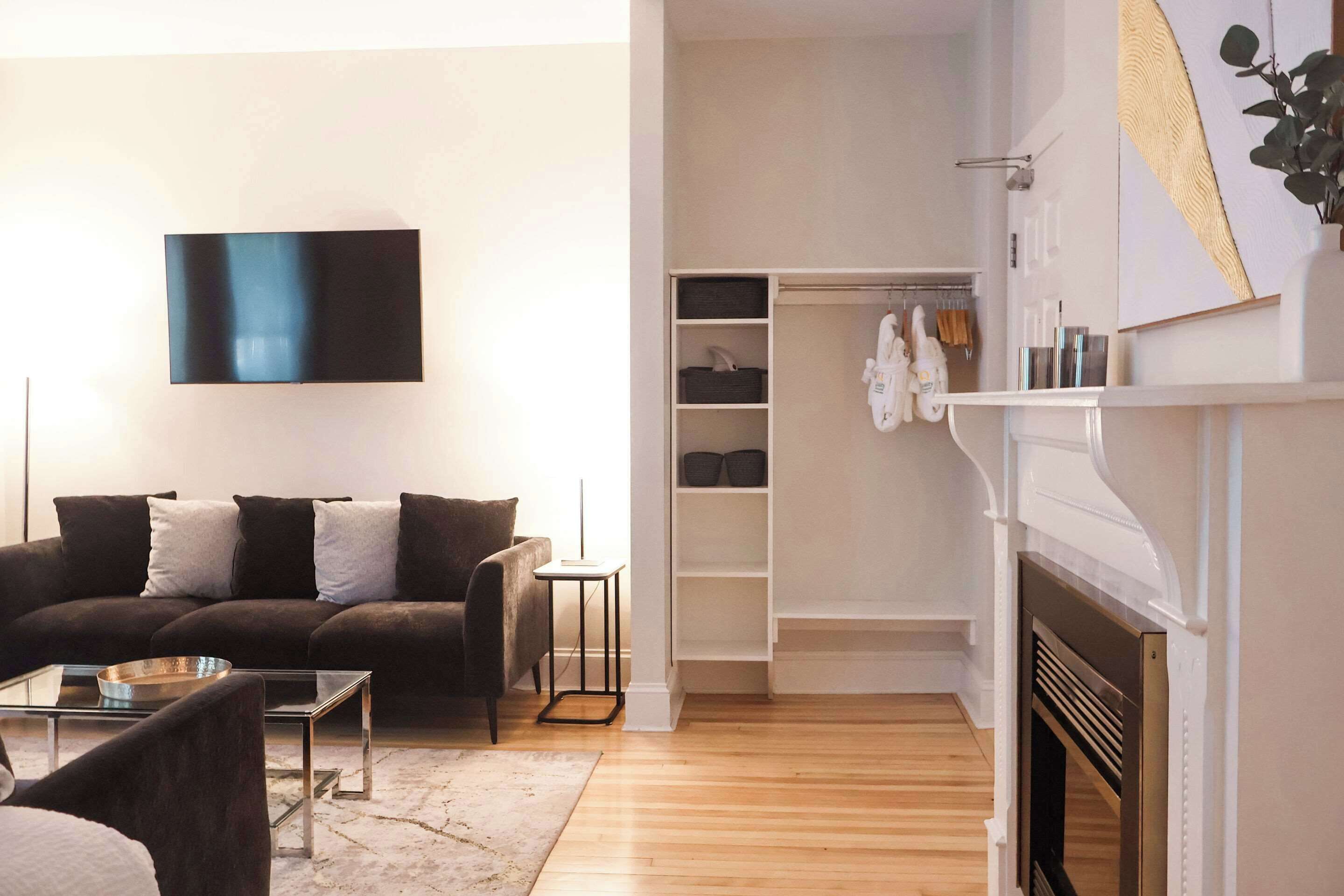 Bàn, bàn ủi/dụng cụ ủi quần áo, truy cập Internet không dây miễn phí 