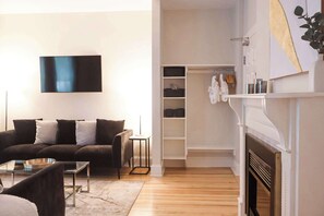 Escritorio, tabla de planchar con plancha, wifi gratis y ropa de cama 