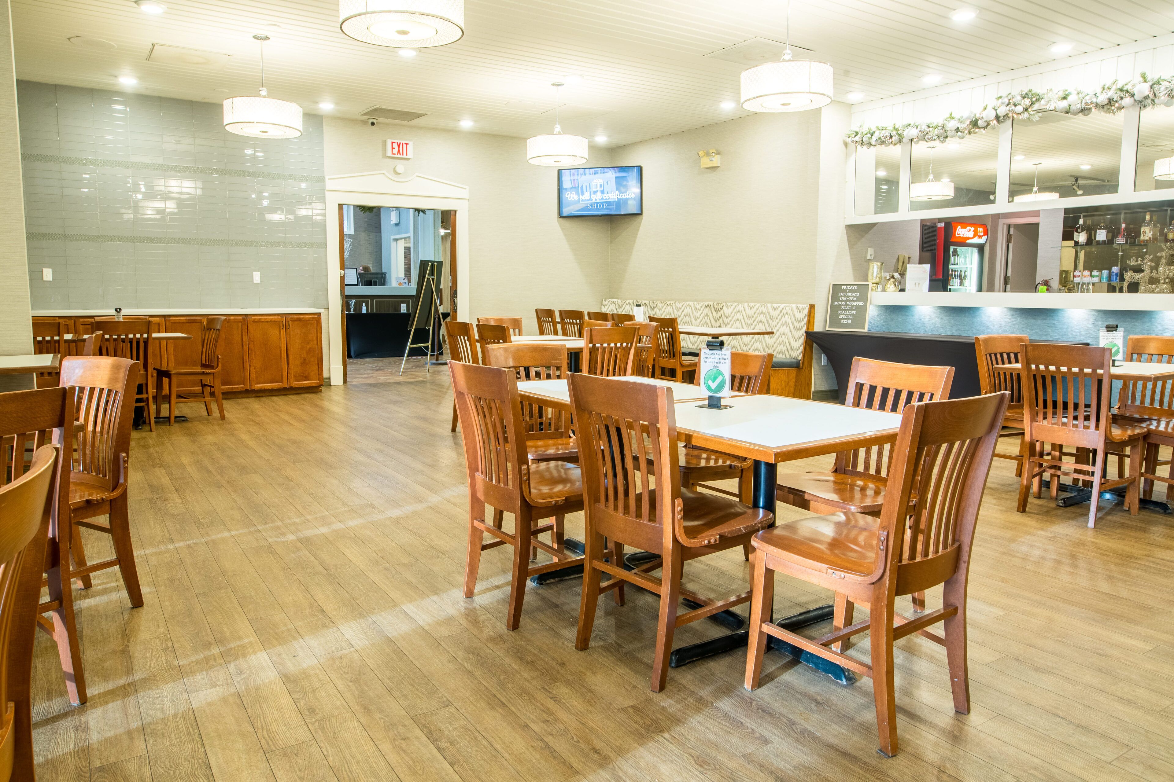 breakfast, lunch and dinner served