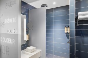 Privilege, Kamar, 1 Tempat Tidur Double | Kamar mandi | Perlengkapan kamar mandi ramah lingkungan, pengering rambut,  dan sandal