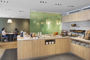 Petit déjeuner buffet servi tous les jours en supplément