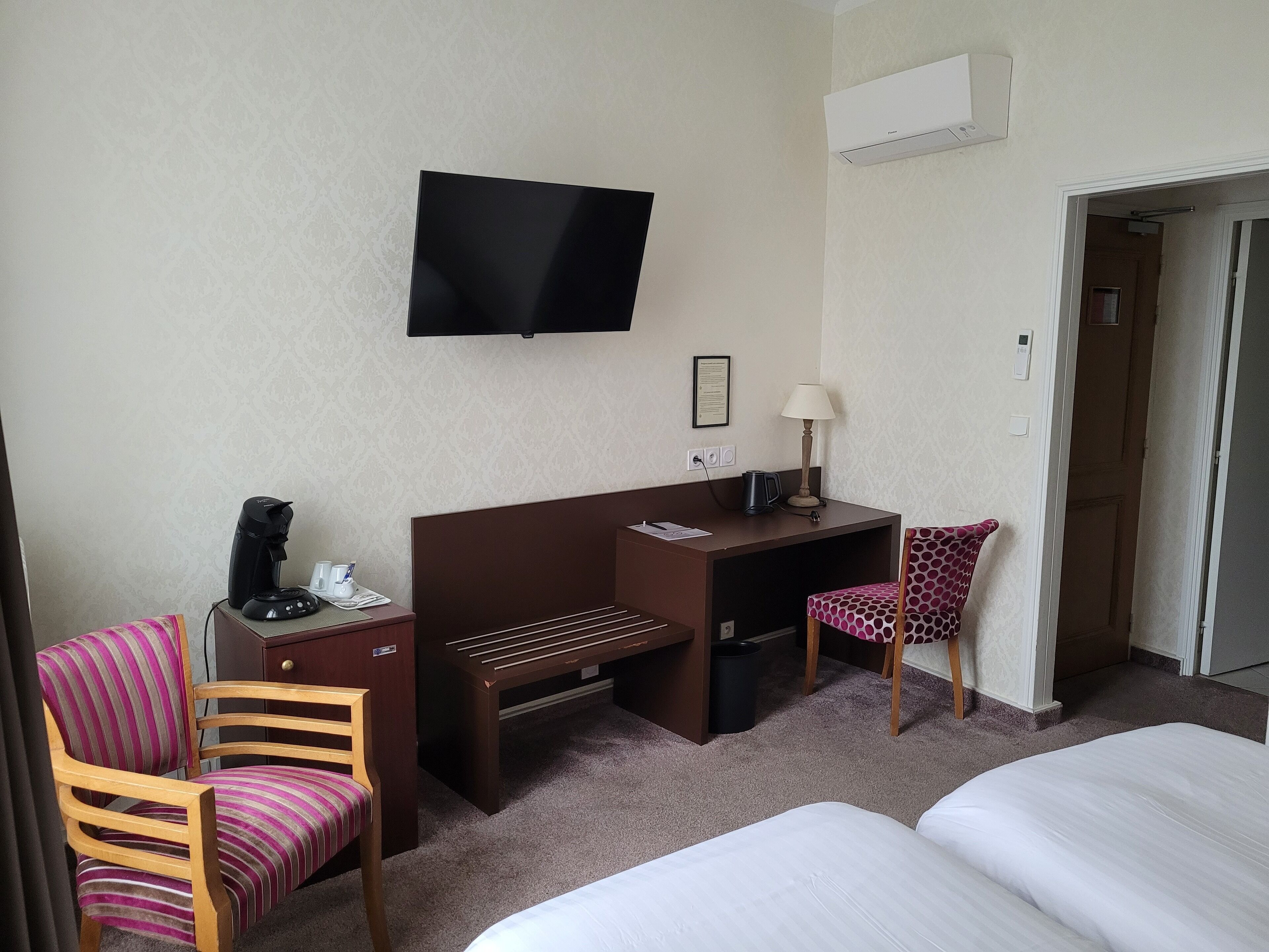 privilege twin | minibar, in-room safe, individually decorated, desk