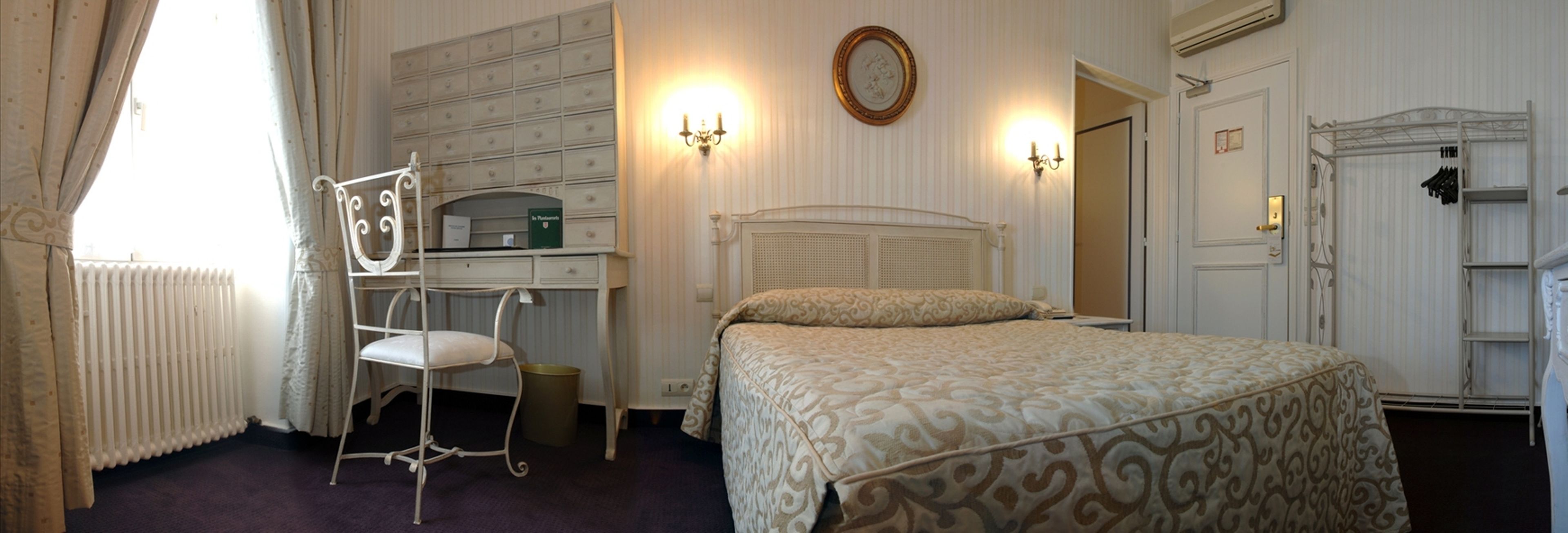 minibar, in-room safe, individually decorated, desk