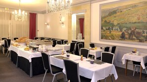 Desayuno buffet (EUR 19.50 por persona) 