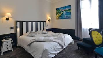 Minibar, caja de seguridad en la habitación y decoración personalizada