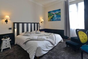 Minibar, caja de seguridad en la habitación y decoración personalizada 