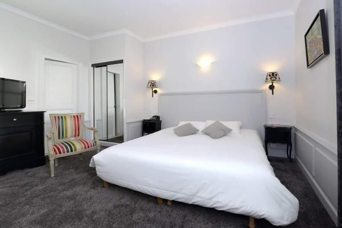 Minibar, coffres-forts dans les chambres, décoration personnalisée