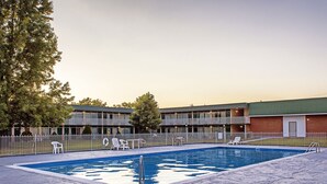 Outdoor pool - Budget Host Inn (Lebanon)