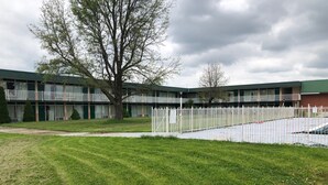 Exterior - Budget Host Inn (Lebanon)