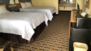 Desk, blackout drapes, WiFi (free), bed sheets - Budget Host Inn (Lebanon)