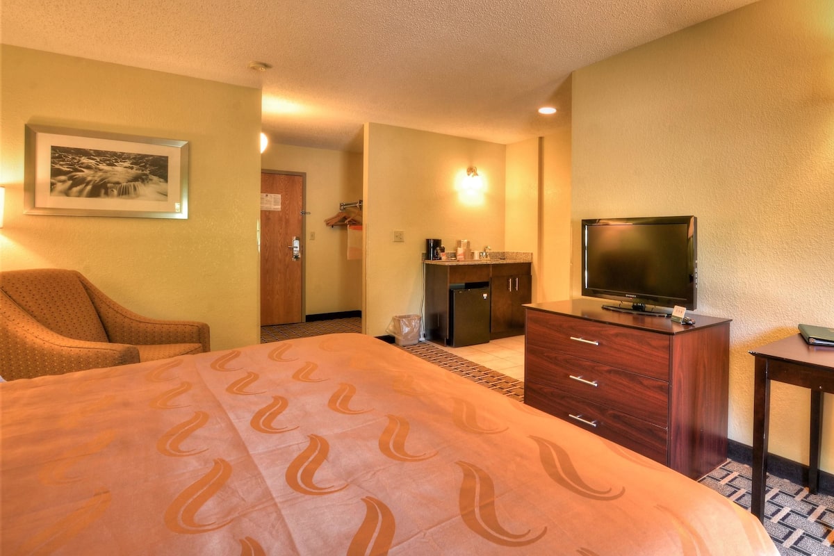 Soundproofing, iron/ironing board (on request), WiFi (free), bed sheets