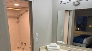 Un baño moderno con bañera, inodoro y lavamanos.