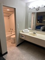 Quarto, 1 cama Queen, para não fumantes | Banheiro | Secador de cabelo, toalhas de banho